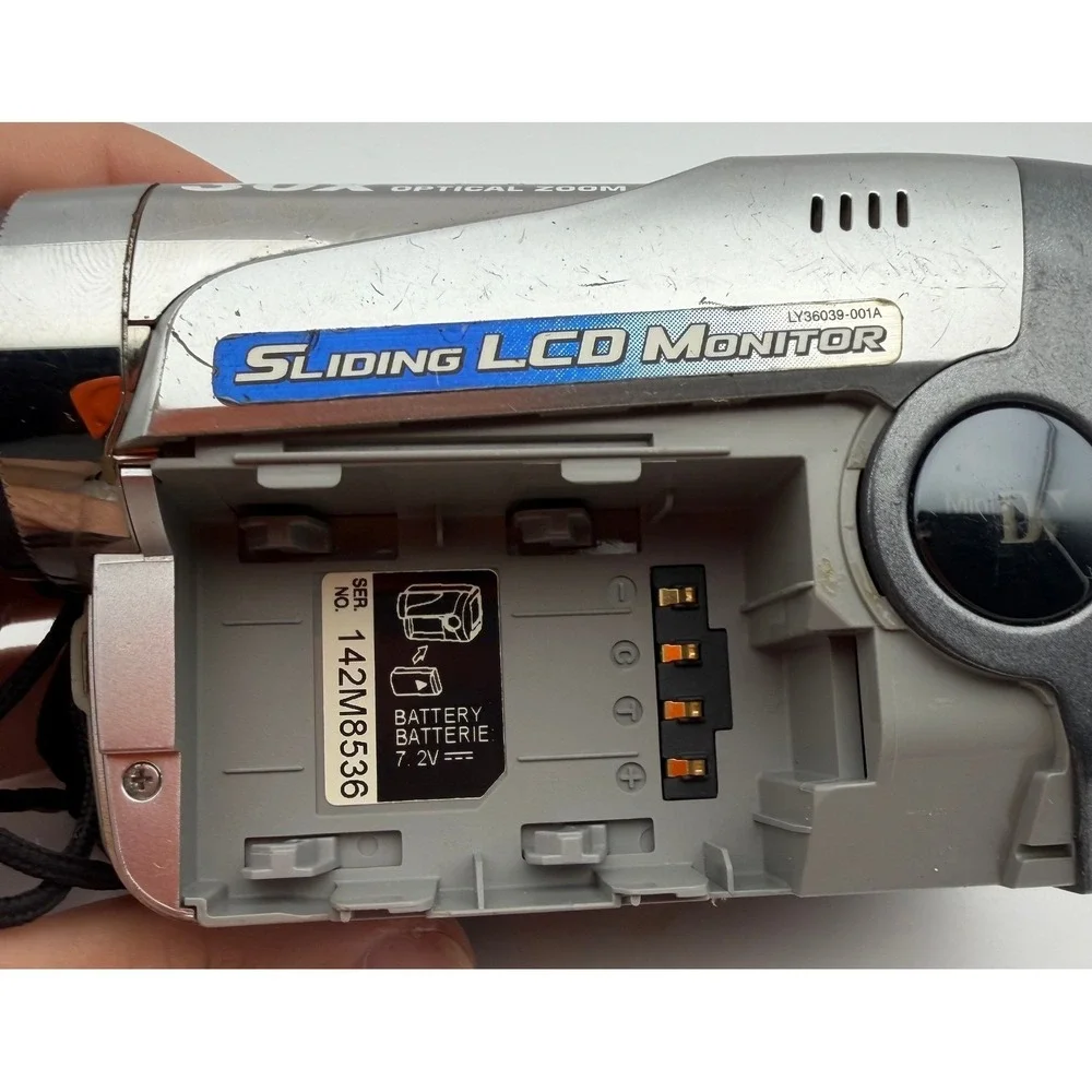 JVC GR-DA30U Digital Video‎ Camera MiniDV Camcorder 30x Optical Zoom Silver